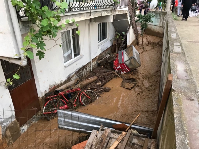 Bursa'da sağanak su baskınlarına neden oldu